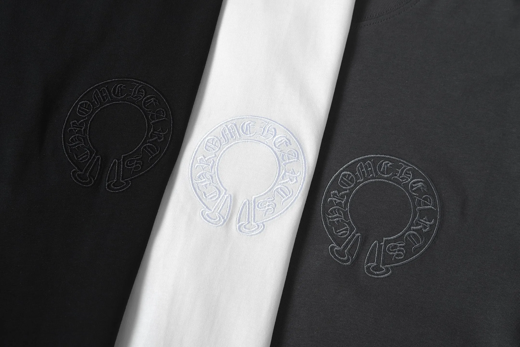 P160 Chrome Hearts CH Chrome Hearts Heavy Industry patch embroidered cross ✝️Short-sleeved T-shirt Use imported Tajima machine embroidery Correctly configured Black 2025 Chrome Hearts nylon bag authentic packaging 260 grams of custom-dyed double-yarn cotton Large version Loose and stylish Differentiated from low version slim and long version The upper body pulls the hips 100% commitment: top quality Do not make fast food The highest version on the market Top quality - different from those ordinary versions on the market If you care about quality, you should also respect the price. Absolutely 0 after-sales service and 0 return rate so far. It’s hard not to love the style - 260g custom-dyed double yarn fabric - Correct high-density main mark, washed tag, hand-sewn